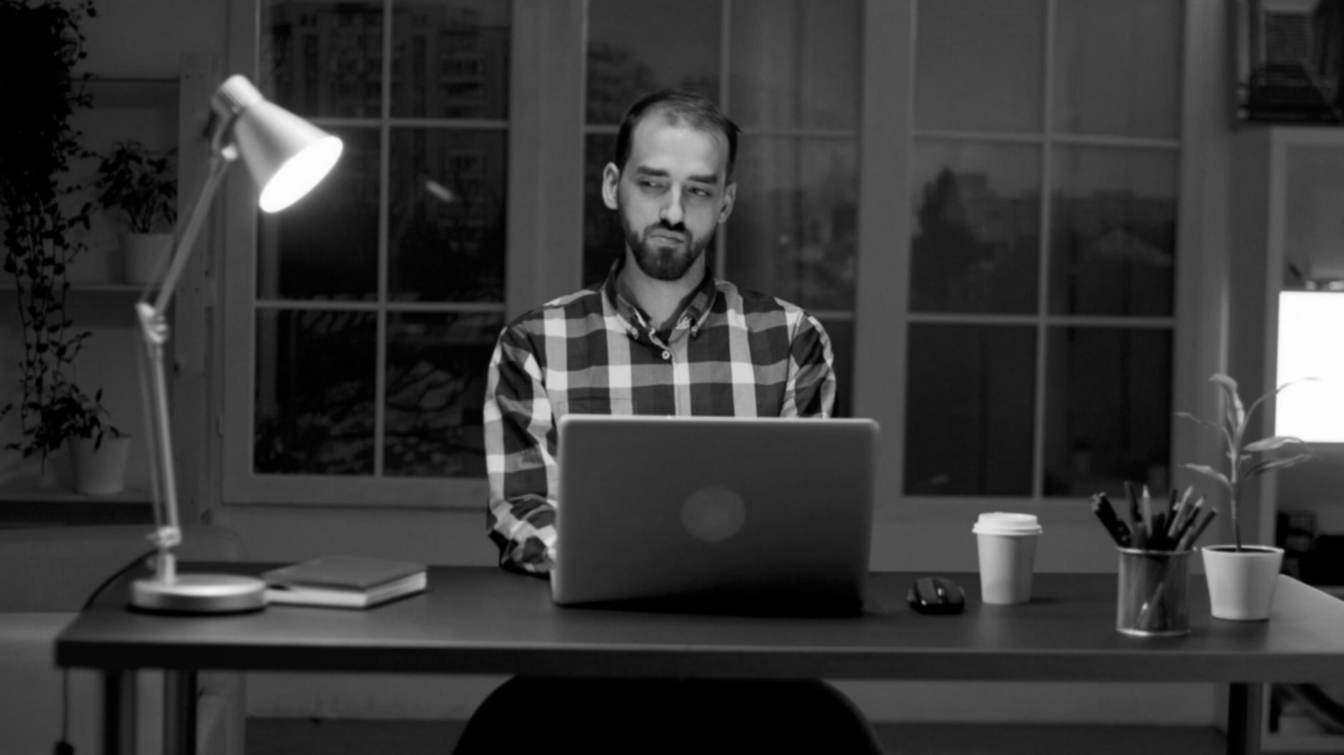 Entwickler bei der Arbeit an Mobile-Game-Projekten