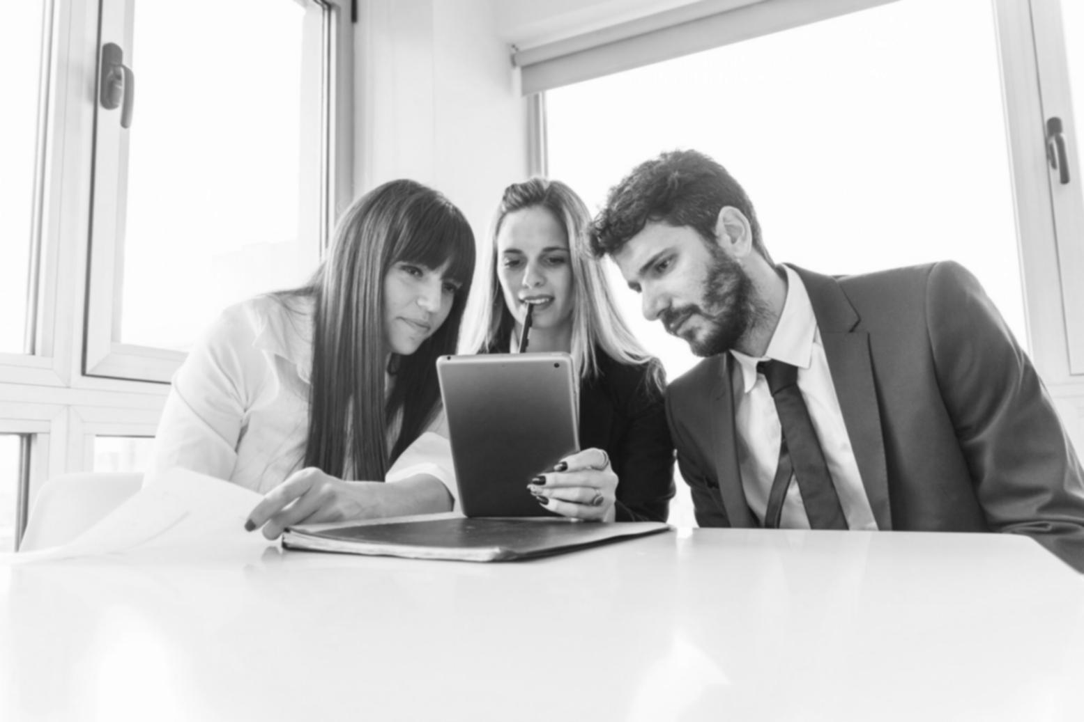 Game Design Prozess mit Skizzen und digitalen Prototypen